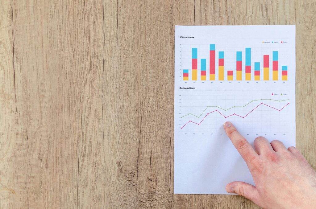 mesa com relatorio de dados analíticos