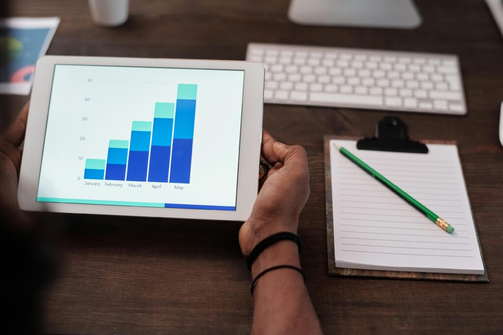 dispositivo móvel com gráficos e caderno