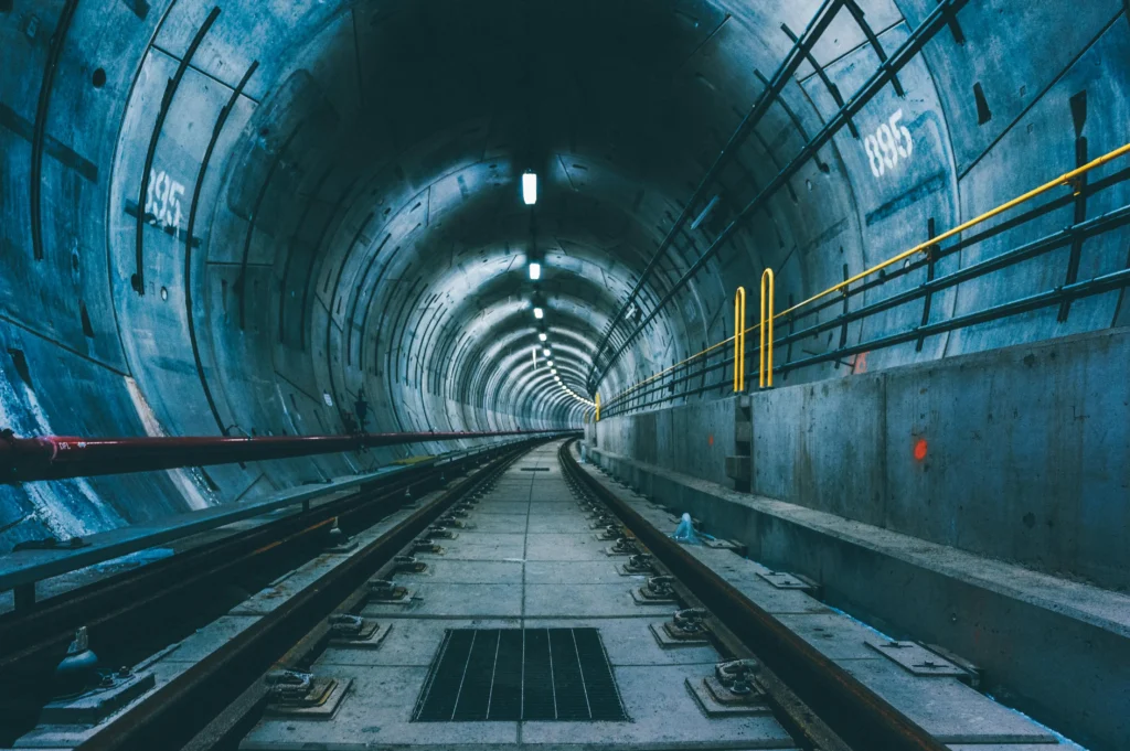 foto de uma linha de trem de metrô subterrânea