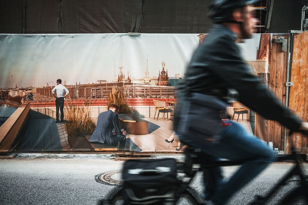 Como o marketing pode impulsionar projetos de infraestrutura urbana 8 Baustelle und Fahrradfahrer