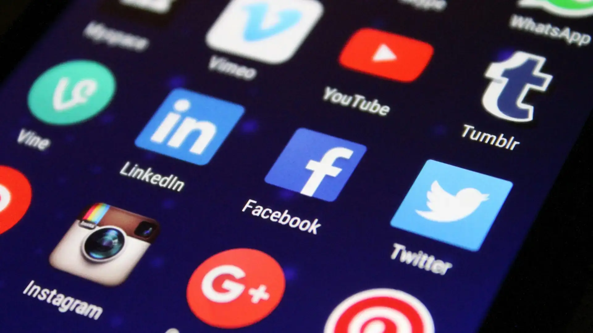 Marketing para Mobilidade Urbana: como sua empresa pode ser relevante em 2025 5 Tela de smartphone exibindo ícones de aplicativos de redes sociais, como LinkedIn, Facebook, Twitter, Instagram, YouTube, WhatsApp e Pinterest.